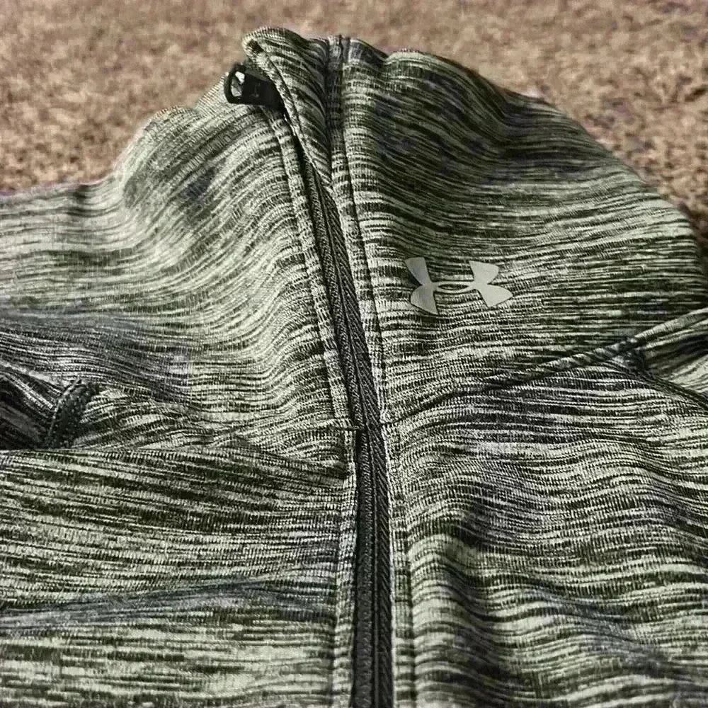 Under Armour Cold Gear, long sleeve layering piece. Size small - Picture 3 of 6